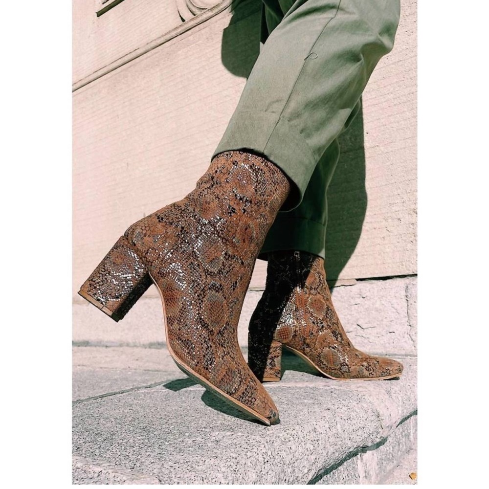 LLANI / modern boot block heel ankle bootie in sueded snake 38